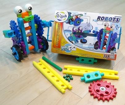 搖搖手、轉轉頭、羅比機器人上路囉~