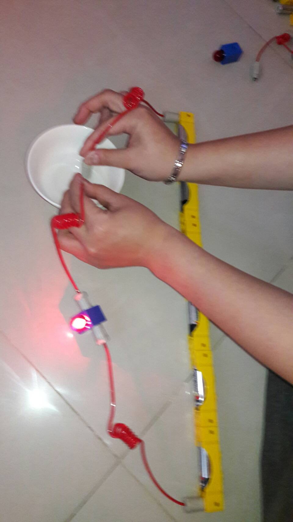 利用智高積木進行國八理化電解實驗及國九電學