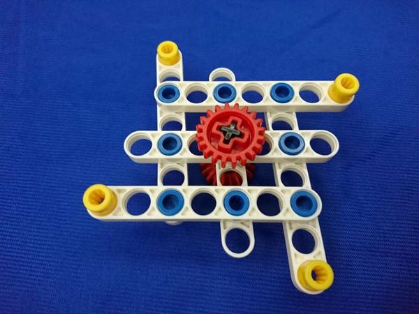 用智高積木玩"指尖陀螺"